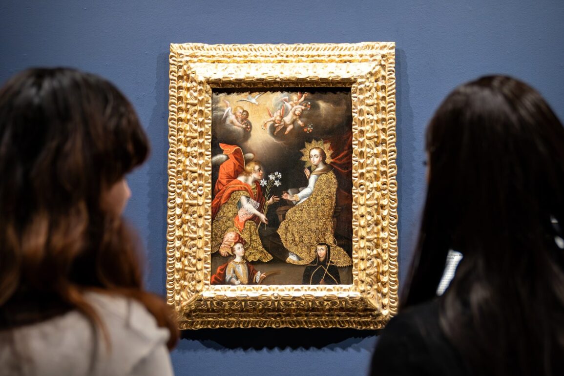 Imagen de la exposición Paintings from Spanish America en IMAS, mostrando pinturas coloniales latinoamericanas del periodo virreinal.