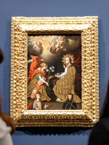Imagen de la exposición Paintings from Spanish America en IMAS, mostrando pinturas coloniales latinoamericanas del periodo virreinal.