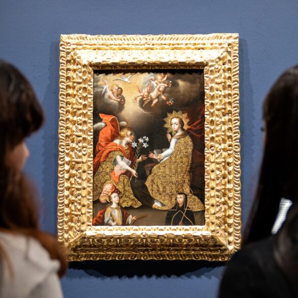 Imagen de la exposición Paintings from Spanish America en IMAS, mostrando pinturas coloniales latinoamericanas del periodo virreinal.