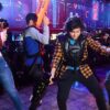 Niños jugando laser tag en Main Event Pharr con chalecos y luces LED