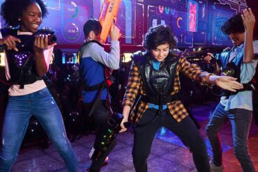 Niños jugando laser tag en Main Event Pharr con chalecos y luces LED