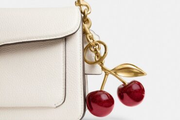 Bolso con el Cherry Bag Charm de Coach, con diseño de cerezas y estilo femenino