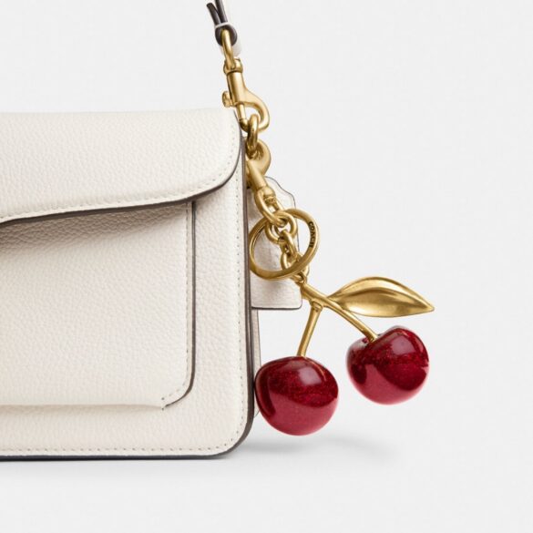 Bolso con el Cherry Bag Charm de Coach, con diseño de cerezas y estilo femenino