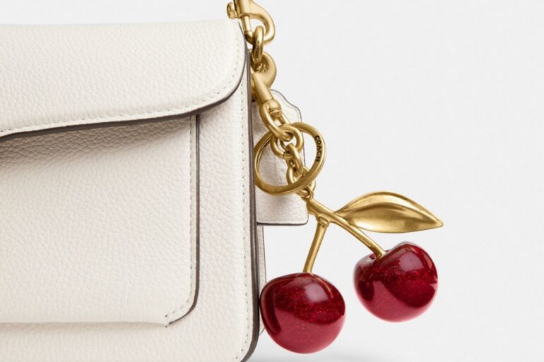 Bolso con el Cherry Bag Charm de Coach, con diseño de cerezas y estilo femenino