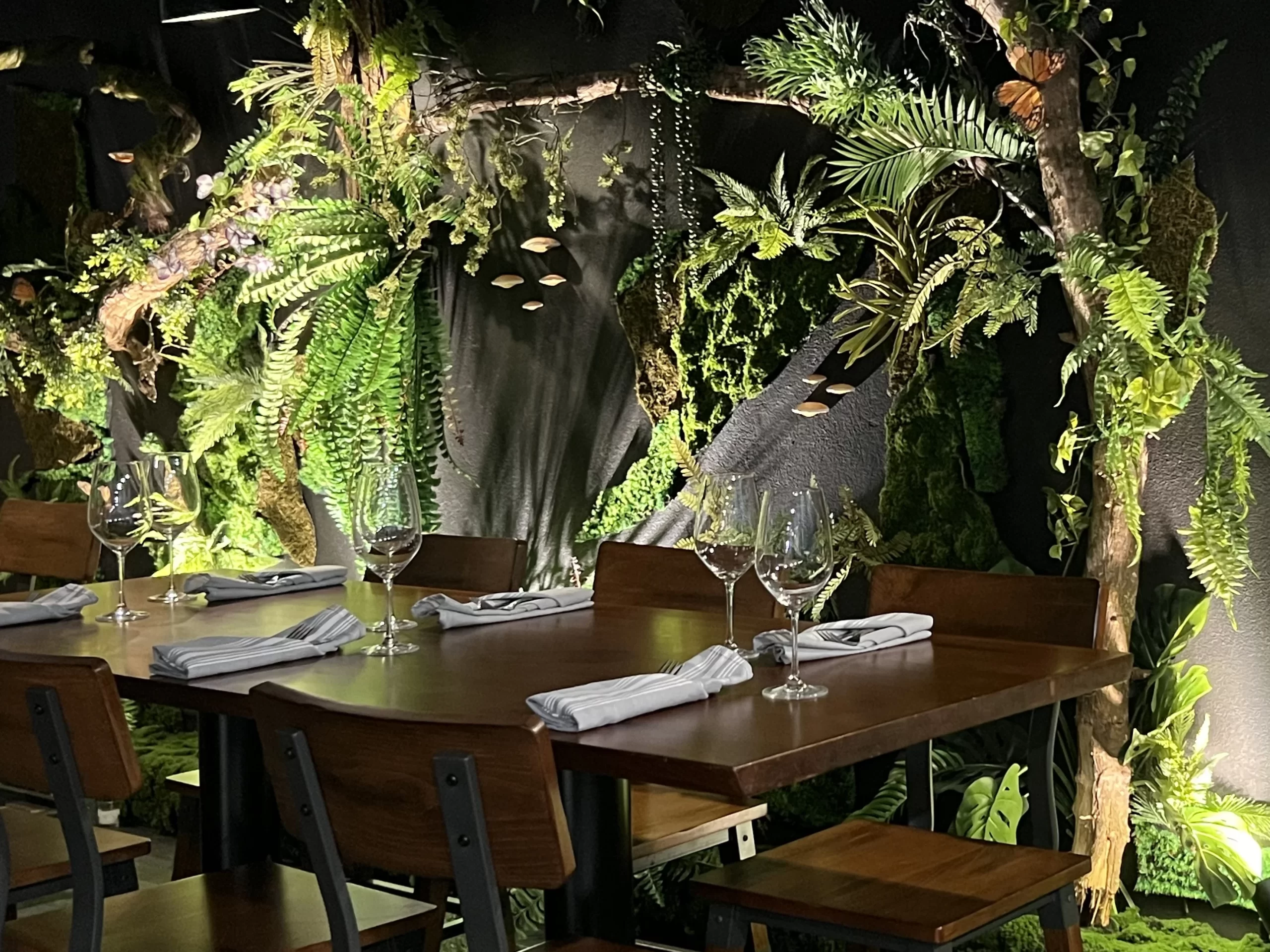Decoración vegetal con luces en interior de Monarca Baja Kitchen