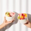 Vaso de frozen yogurt con frutas y chocolates en Cero Grados, Brownsville