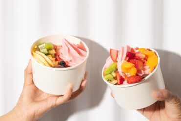 Vaso de frozen yogurt con frutas y chocolates en Cero Grados, Brownsville