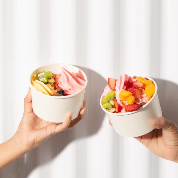 Vaso de frozen yogurt con frutas y chocolates en Cero Grados, Brownsville