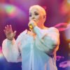 Lupita D’Alessio interpretando sus éxitos durante el Gracias Tour 2025 en el escenario