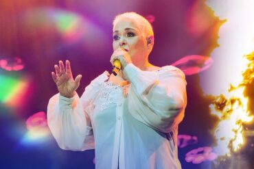 Lupita D’Alessio interpretando sus éxitos durante el Gracias Tour 2025 en el escenario