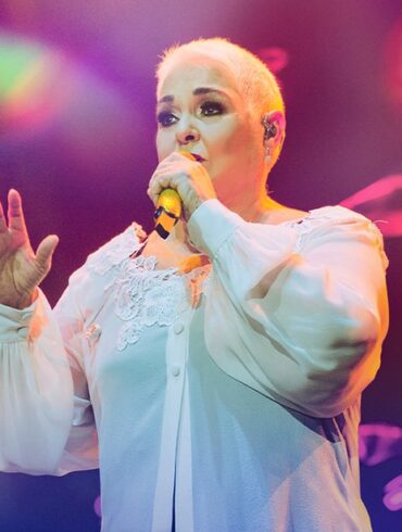 Lupita D’Alessio interpretando sus éxitos durante el Gracias Tour 2025 en el escenario