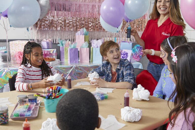 Fiesta creativa para niños en Michaels con manualidades y actividades temáticas.