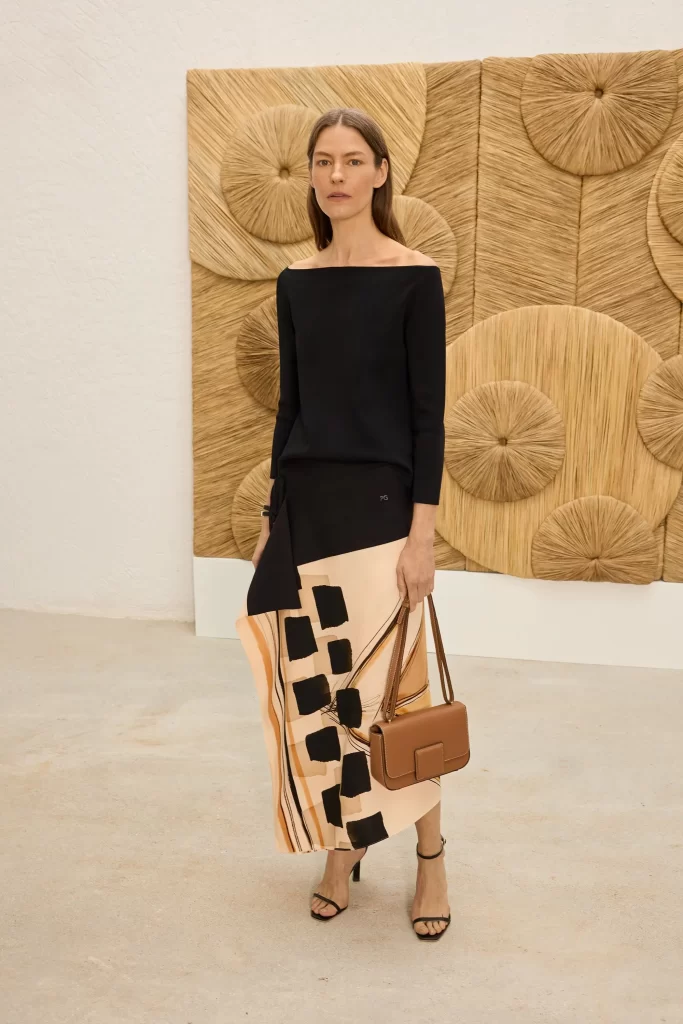 Modelo de pie con look de Purificación García y bolso marrón en La Plaza Mall McAllen