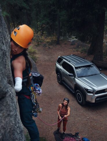 Toyota 4Runner 2025 TRD Pro color gris en paisaje de naturaleza. 3 mujeres escaladoras.