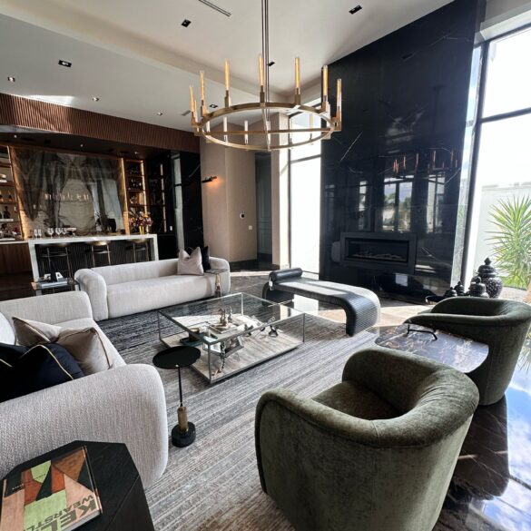 Diseño del hogar: sala de estar elegante con muebles lujosos, iluminación brillante y candelabro, acabados de alta calidad. Sala de estar elegante con muebles lujosos, iluminación brillante y candelabro, acabados de alta calidad.