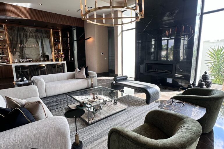 Diseño del hogar: sala de estar elegante con muebles lujosos, iluminación brillante y candelabro, acabados de alta calidad. Sala de estar elegante con muebles lujosos, iluminación brillante y candelabro, acabados de alta calidad.