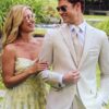 Hombre con traje de prom blanco y lentes de sol junto a mujer, listos para su evento