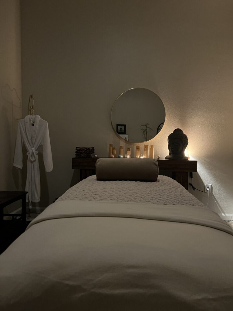 Cuarto de masaje con luz tenue y entorno relajante de beauty time studio