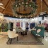 Interior de Shop 112 McAllen con ropa bohemia, accesorios y decoración floral acogedora