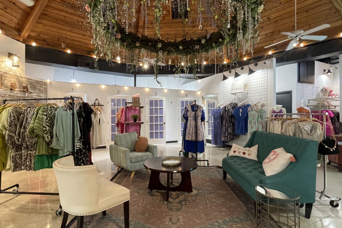 Interior de Shop 112 McAllen con ropa bohemia, accesorios y decoración floral acogedora
