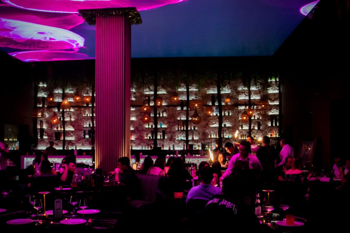 Ambiente bohemio y elegante de Tabu Bistro Lounge McAllen con cócteles artesanales y luces tenues