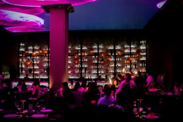 Ambiente bohemio y elegante de Tabu Bistro Lounge McAllen con cócteles artesanales y luces tenues