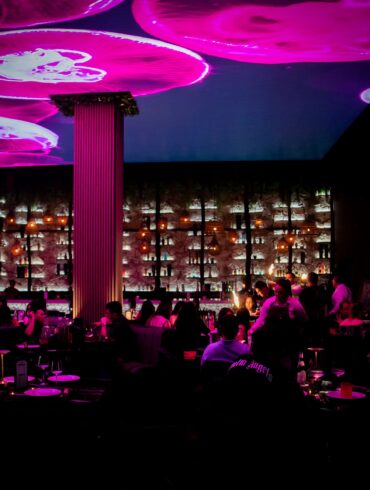 Ambiente bohemio y elegante de Tabu Bistro Lounge McAllen con cócteles artesanales y luces tenues