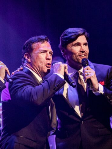 Broadway en McAllen con The Four Phantoms en vivo