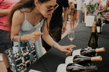 Mujer revisando unos vinos en el wine fest san Antonio