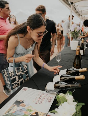 Mujer revisando unos vinos en el wine fest san Antonio