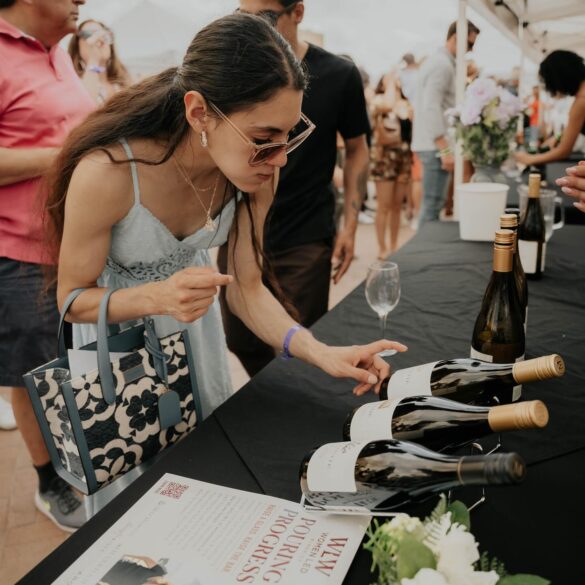 Mujer revisando unos vinos en el wine fest san Antonio