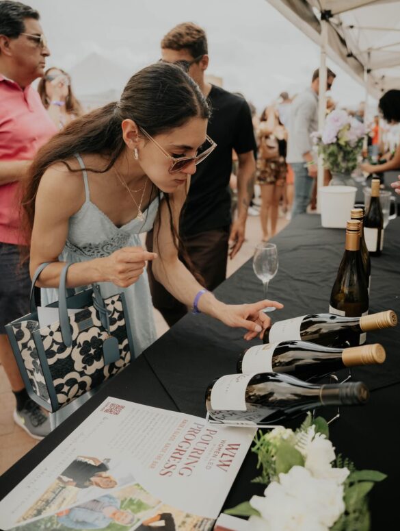 Mujer revisando unos vinos en el wine fest san Antonio