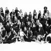 Grupo de 50 supermodelos vestidas de negro posando para el video homenaje de Zara 50 años.