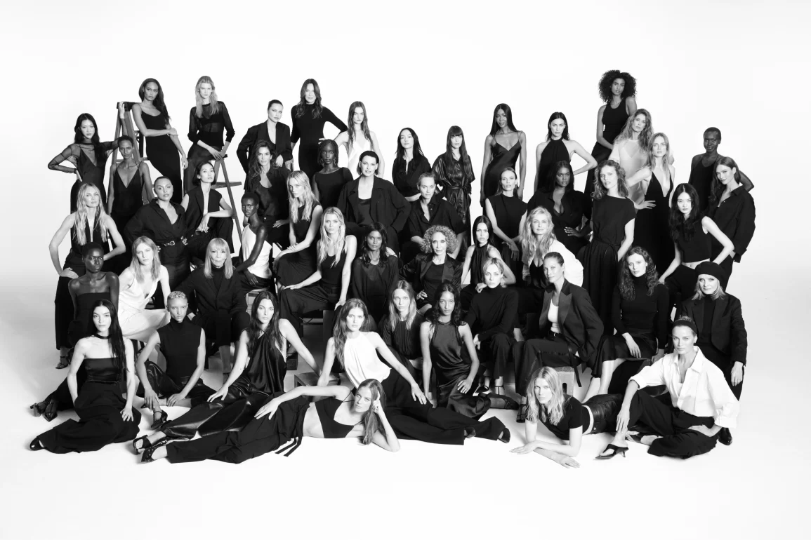 Grupo de 50 supermodelos vestidas de negro posando para el video homenaje de Zara 50 años.
