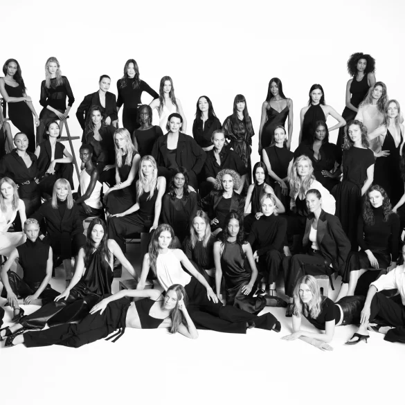 Grupo de 50 supermodelos vestidas de negro posando para el video homenaje de Zara 50 años.