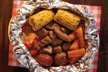 Plato Campfire Beef de Cracker Barrel con elote, papas y zanahorias