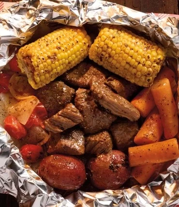 Plato Campfire Beef de Cracker Barrel con elote, papas y zanahorias