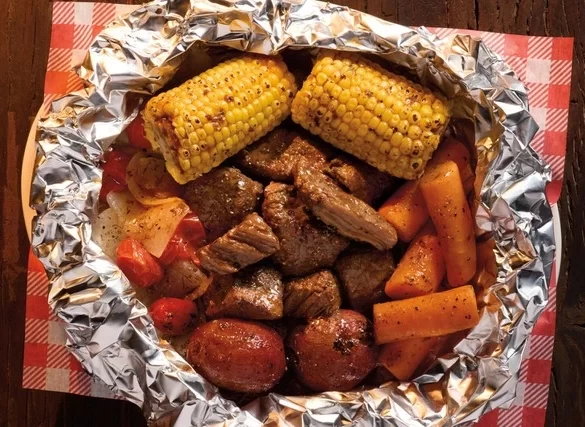Plato Campfire Beef de Cracker Barrel con elote, papas y zanahorias
