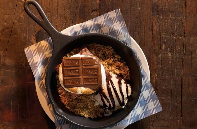 Postre S’mores Skillet de Cracker Barrel con chocolate Hershey’s y helado