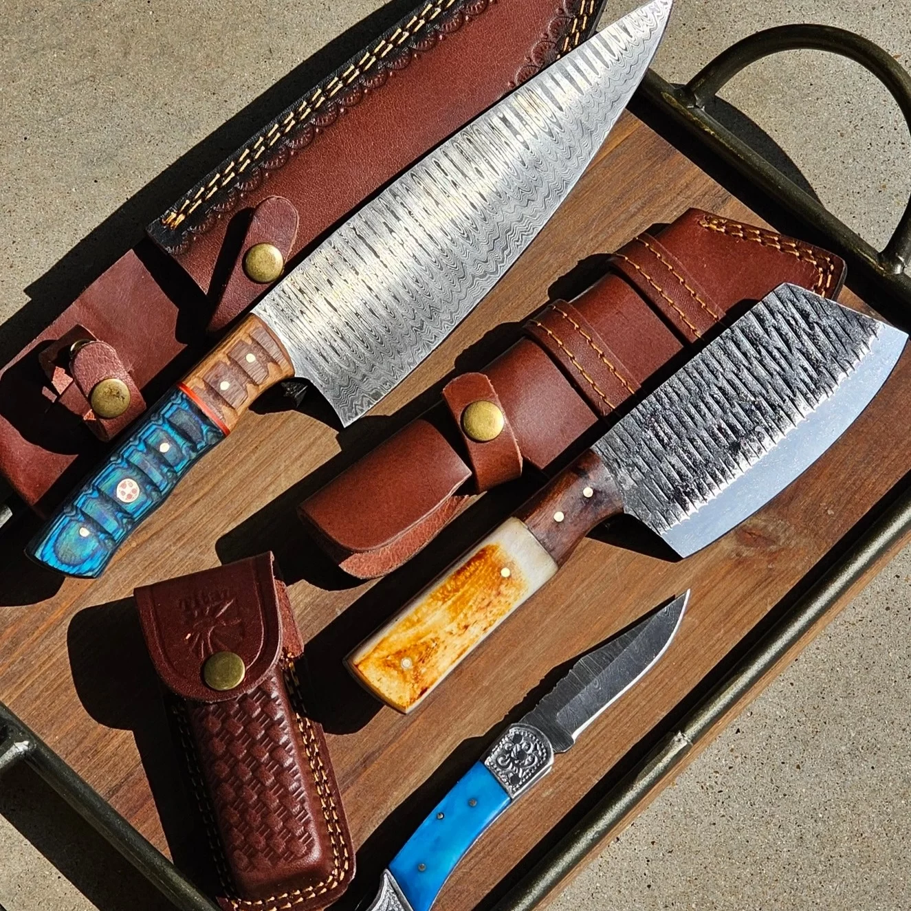 Cuchillos artesanales con mangos personalizados y fundas de cuero