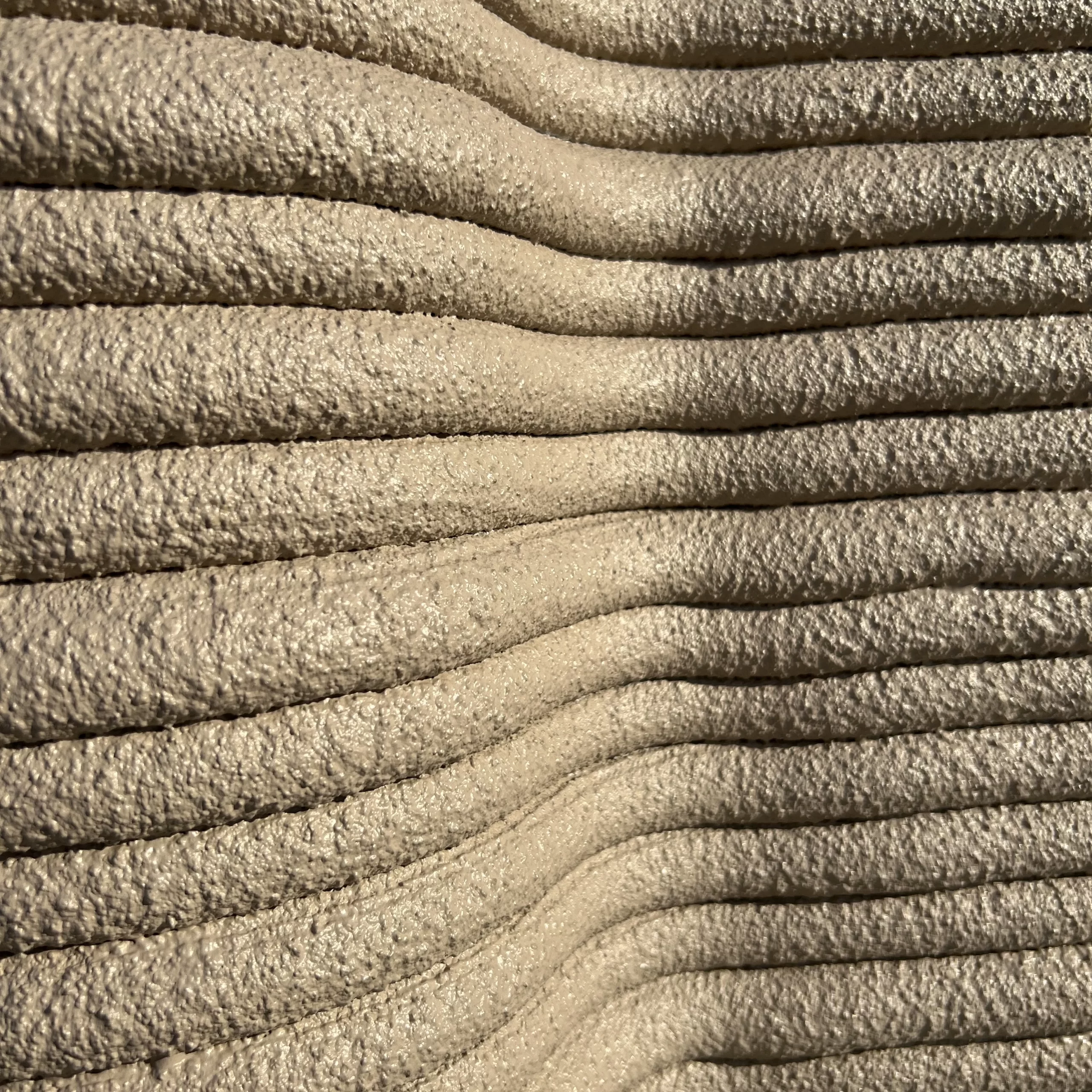 Detalle del patrón de capas del concreto impreso en 3D