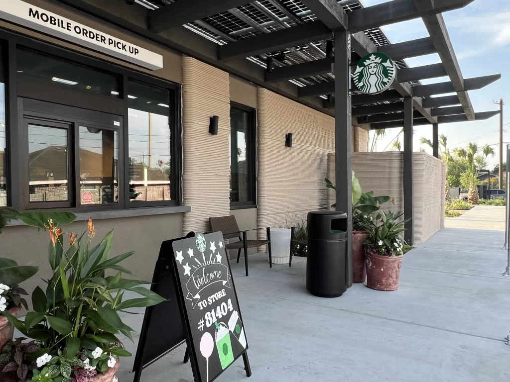 Entrada del Starbucks en Brownsville con señal de pedidos móviles