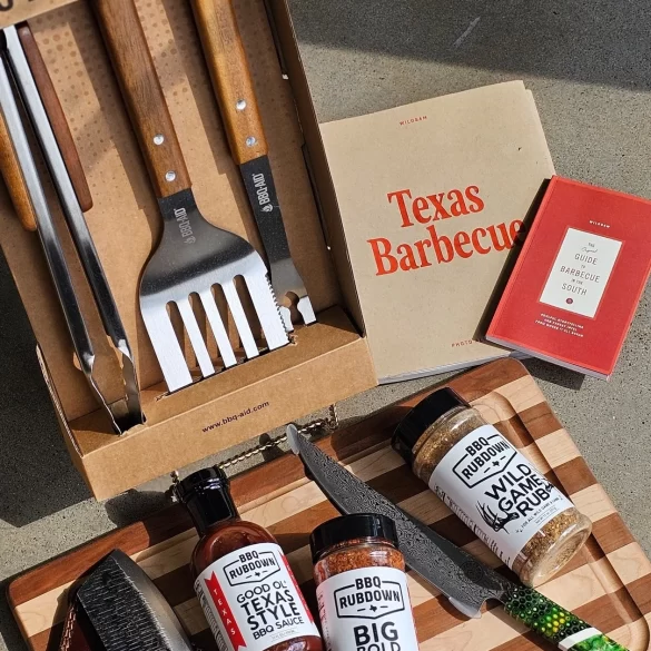 Set BBQ con utensilios, rubs y salsas estilo Texas
