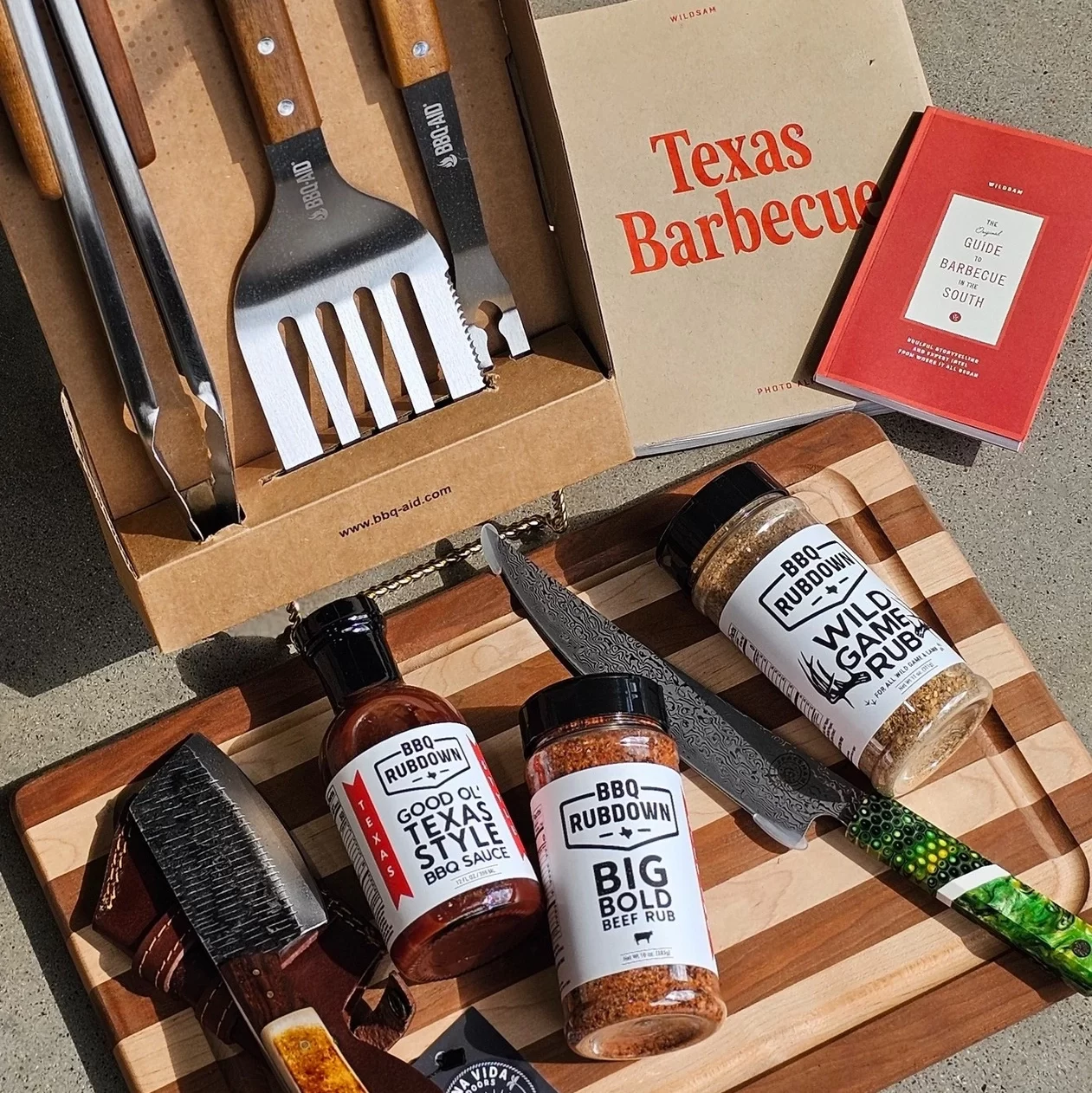 Set BBQ con utensilios, rubs y salsas estilo Texas