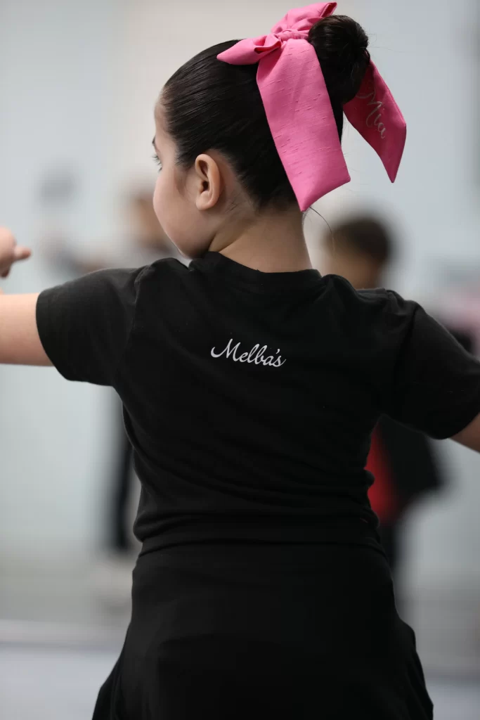 Niña con moño rosa en clase de danza en Melba’s Dance Camp en McAllen