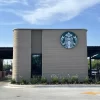 Vista frontal del Starbucks impreso en 3D en Brownsville, Texas