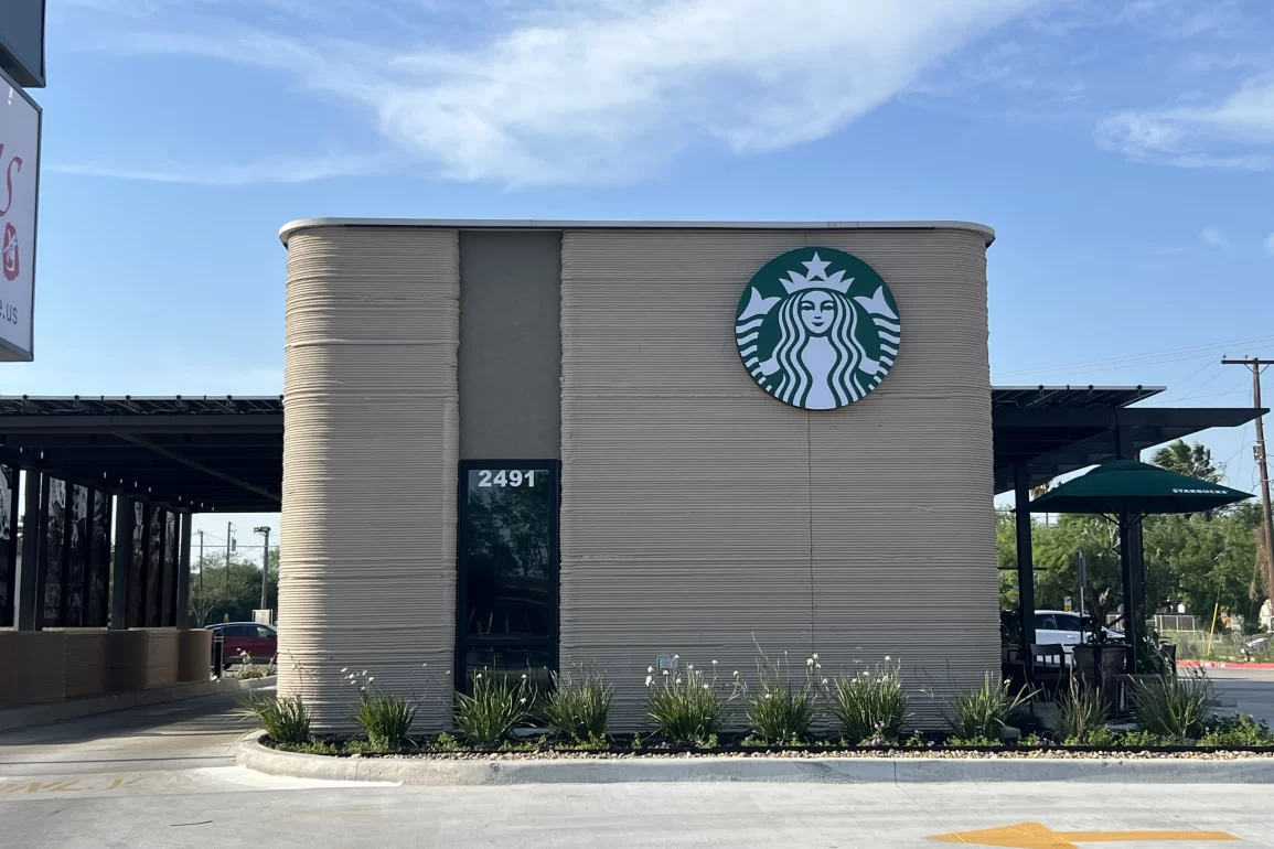 Vista frontal del Starbucks impreso en 3D en Brownsville, Texas