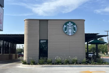 Vista frontal del Starbucks impreso en 3D en Brownsville, Texas