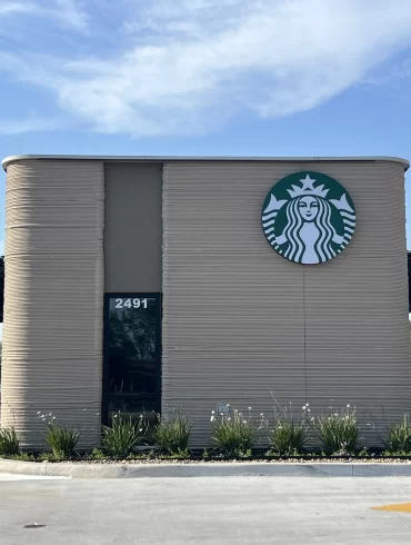 Vista frontal del Starbucks impreso en 3D en Brownsville, Texas