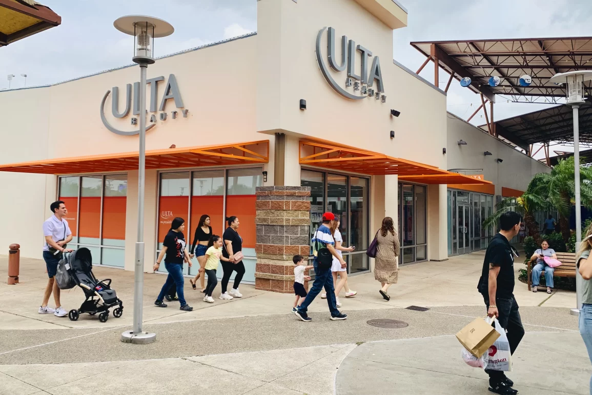 Fachada de la nueva tienda Ulta Beauty en el Valle en RGV Premium Outlets